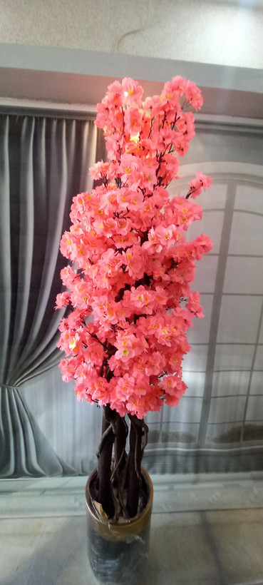 درختچه مصنوعی شکوفه رنگ کالباسی کار شده با تنه طبیعی وریشه پیچ در ارتفاع ۱۸۰+ارسال فوری
