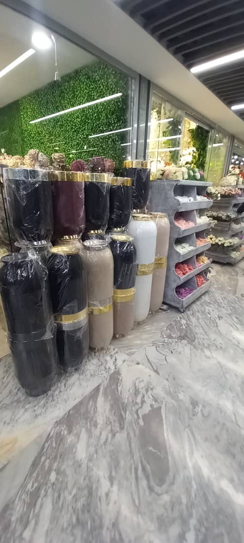گلدان تزیینی مشکی دورطلایی